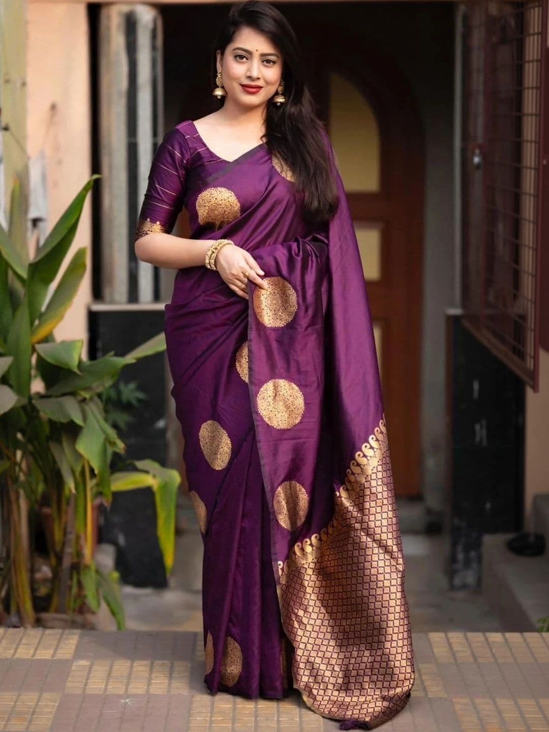 wearsquad Zari Art Silk Banarasi Saree - view 1