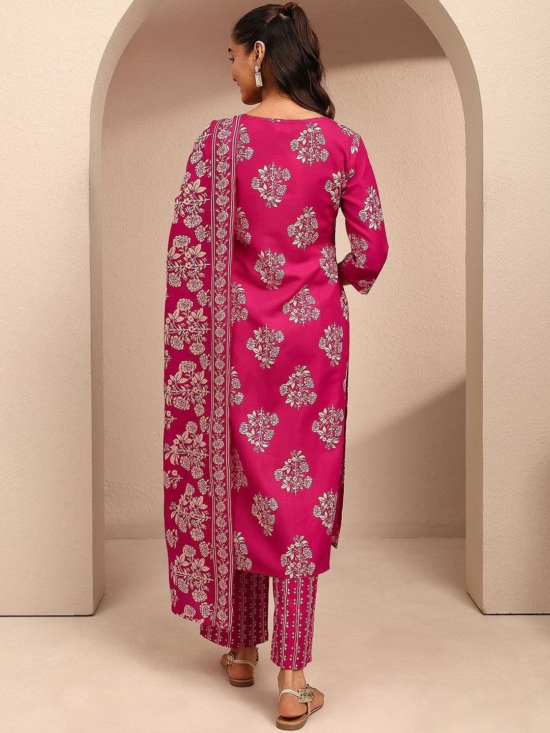 Gerua By Libas Women Floral Printed Regular Thread Work Kurta with Trousers & With Dupatta thumbnail 7