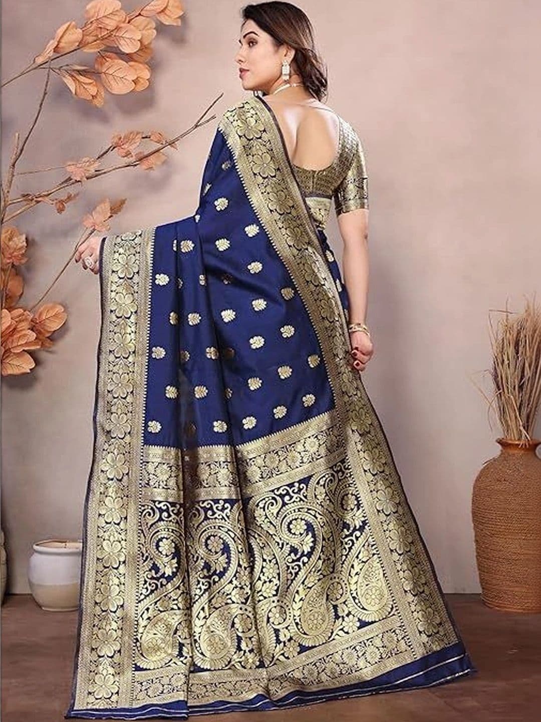 Milvia Ethnic Motifs Zari Silk Blend Designer Kanjeevaram Saree thumbnail 2