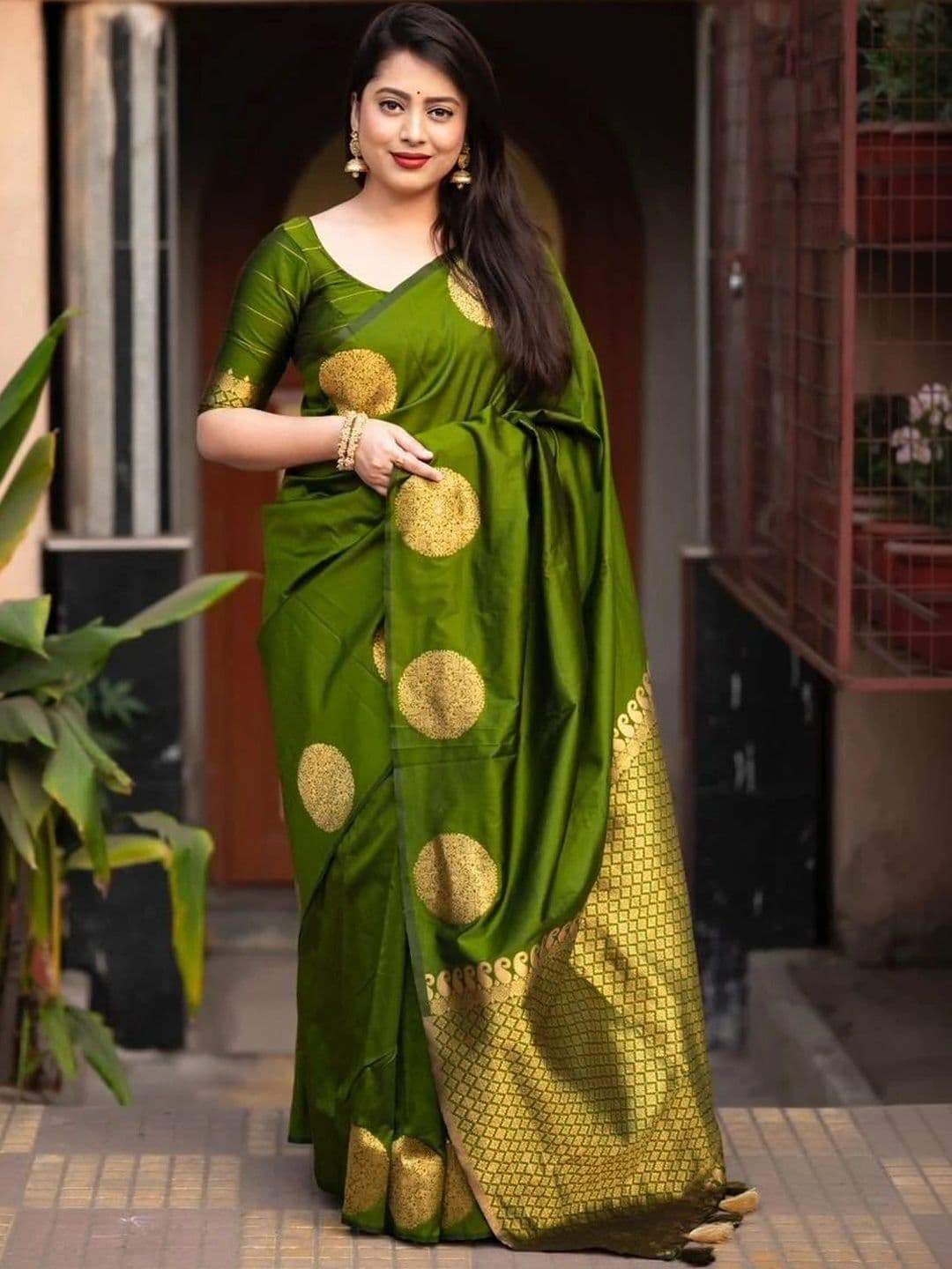 wearsquad Zari Art Silk Banarasi Saree - view 1