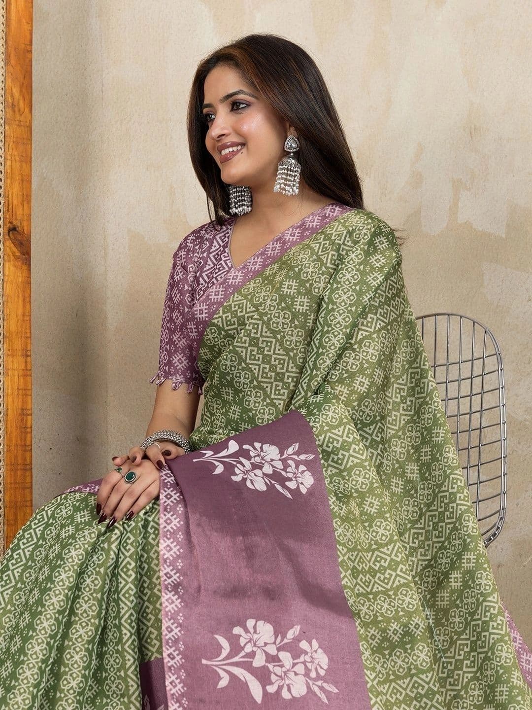 Kesarii Floral Saree thumbnail 3