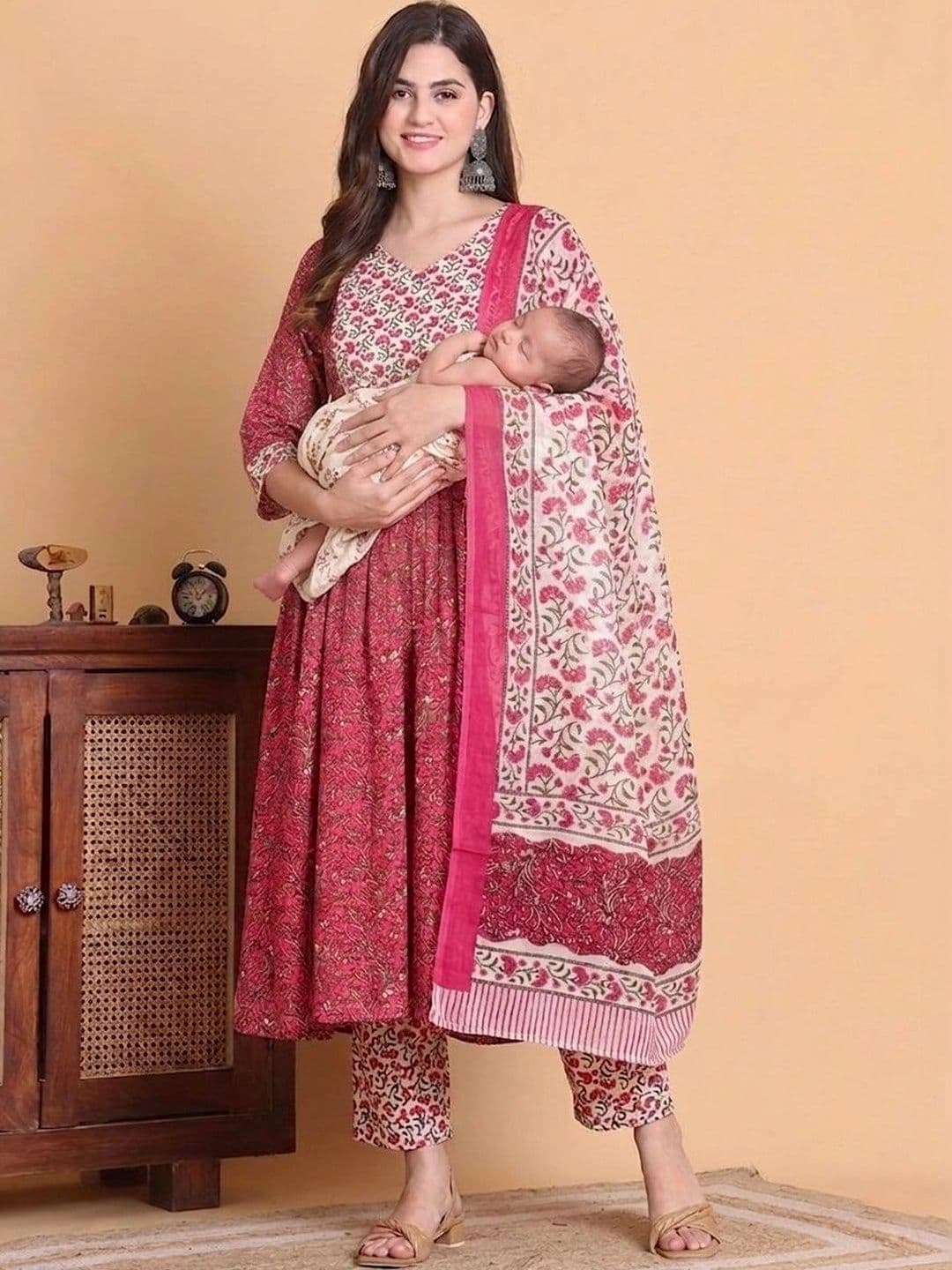 Assume Fab Women Floral Printed Empire Kurta with Trousers & With Dupatta thumbnail 5
