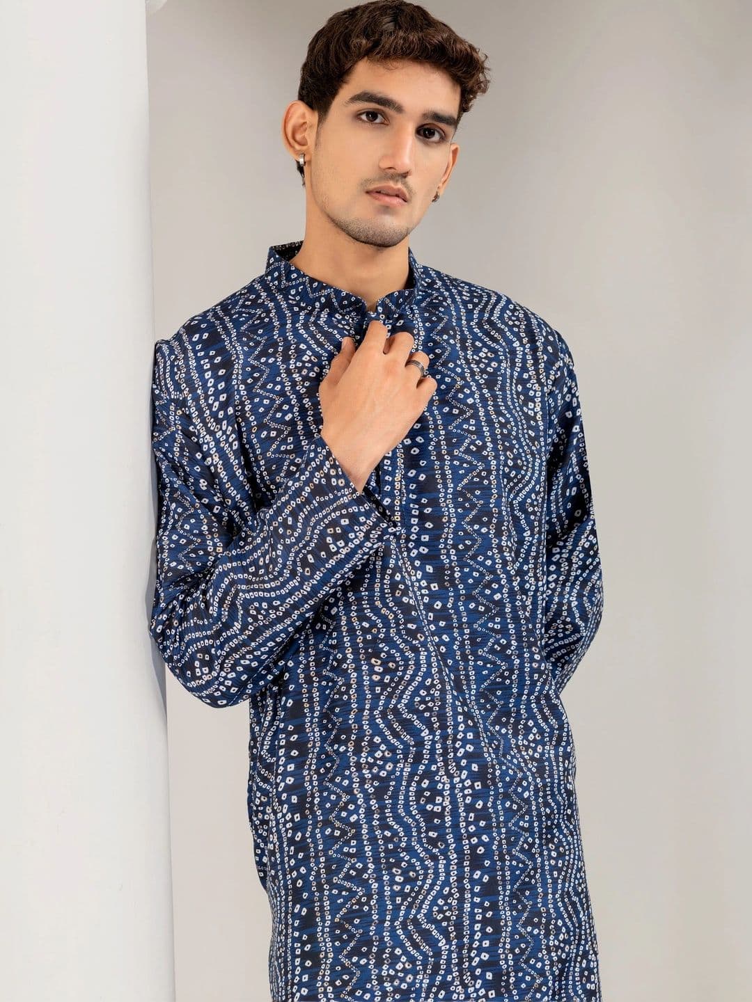 ADHIRAJAN Men Bandhani Printed Kurta thumbnail 2