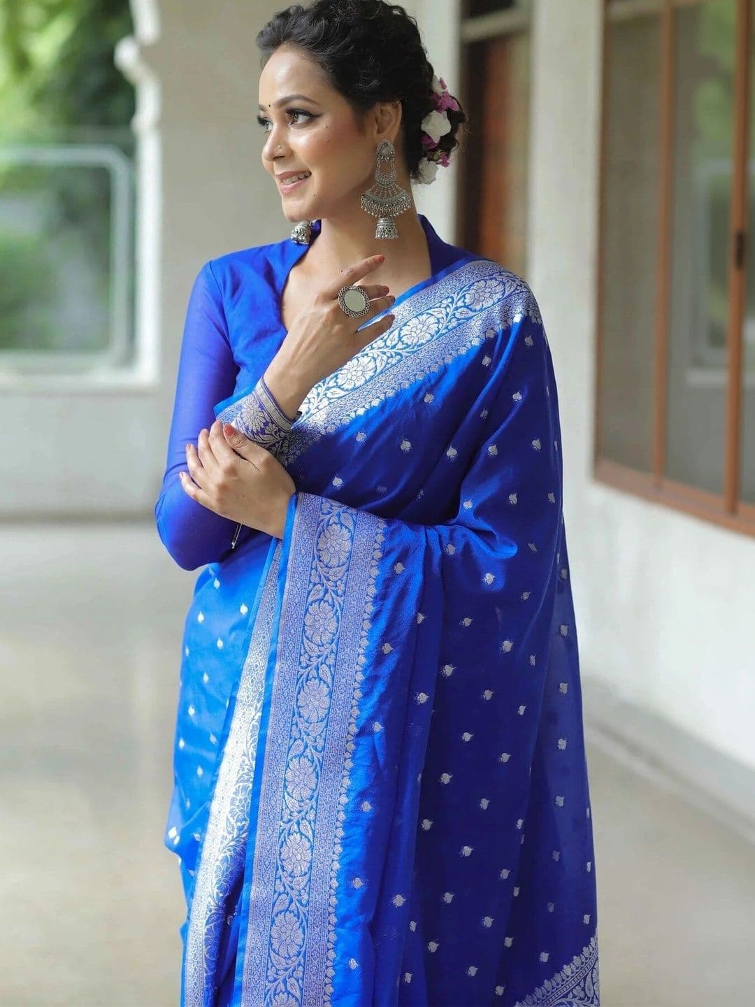 VS MALL Woven Design Zari Banarasi Saree thumbnail 2