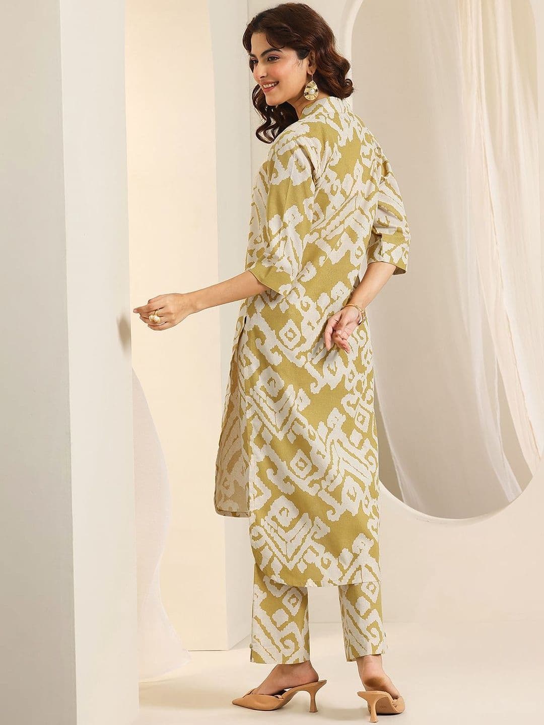 Libas Women Printed Regular Kurta with Trousers thumbnail 7