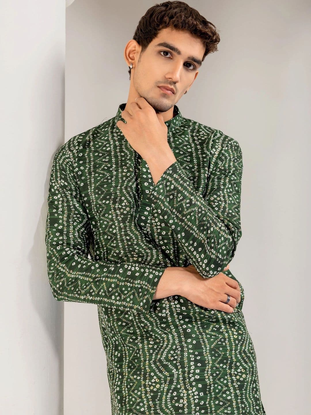 ADHIRAJAN Men Bandhani Printed Kurta thumbnail 4