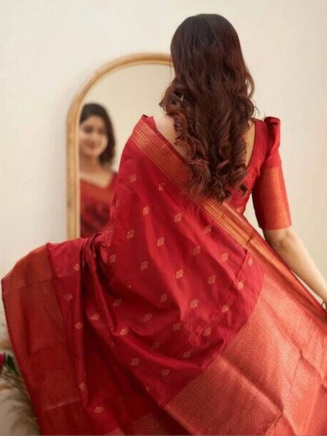 Milvia Ethnic Motifs Zari Silk Blend Designer Kanjeevaram Saree thumbnail 2