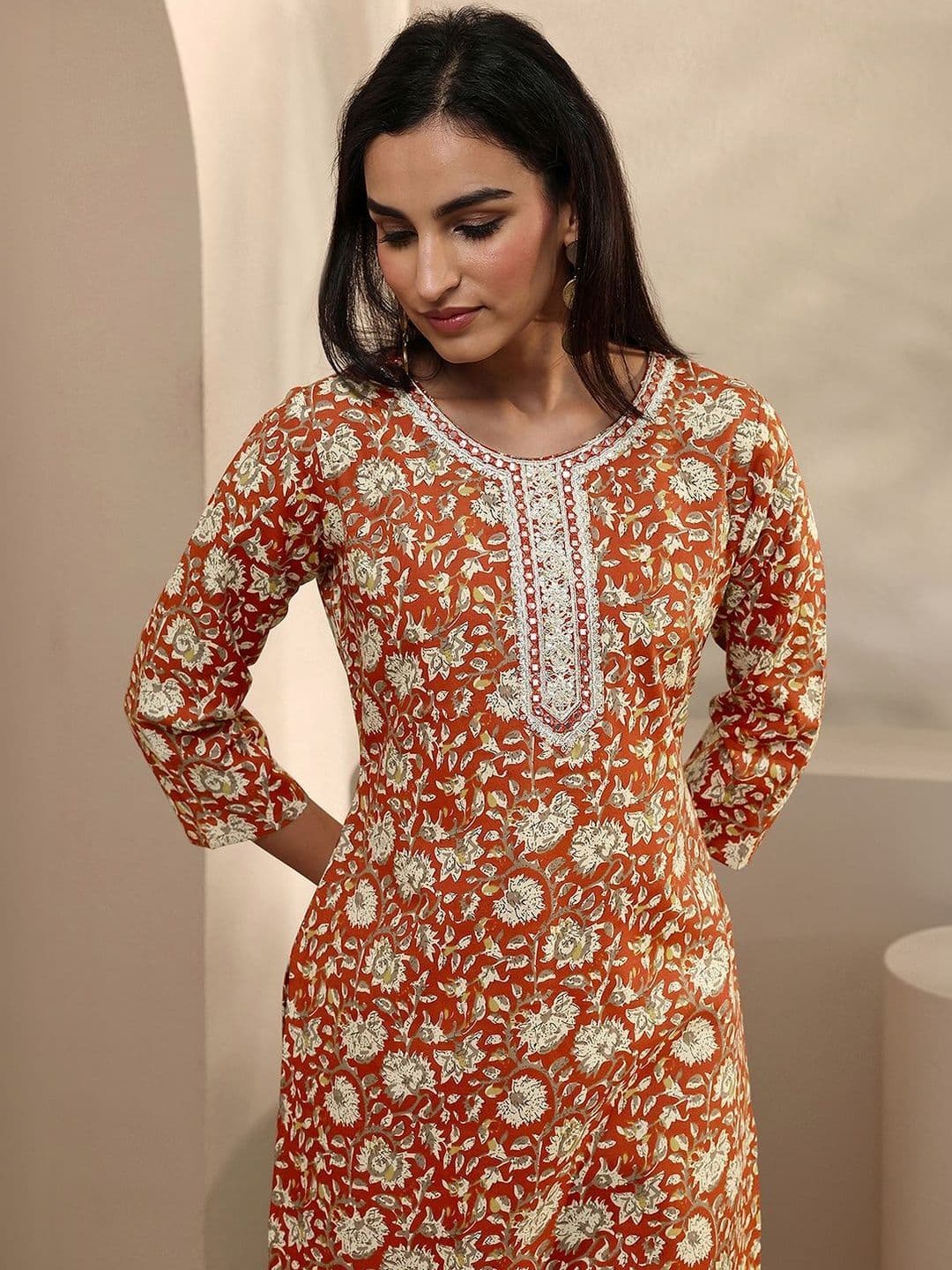 Gerua By Libas Women Floral Printed Regular Thread Work Kurta with Trousers & With Dupatta thumbnail 4