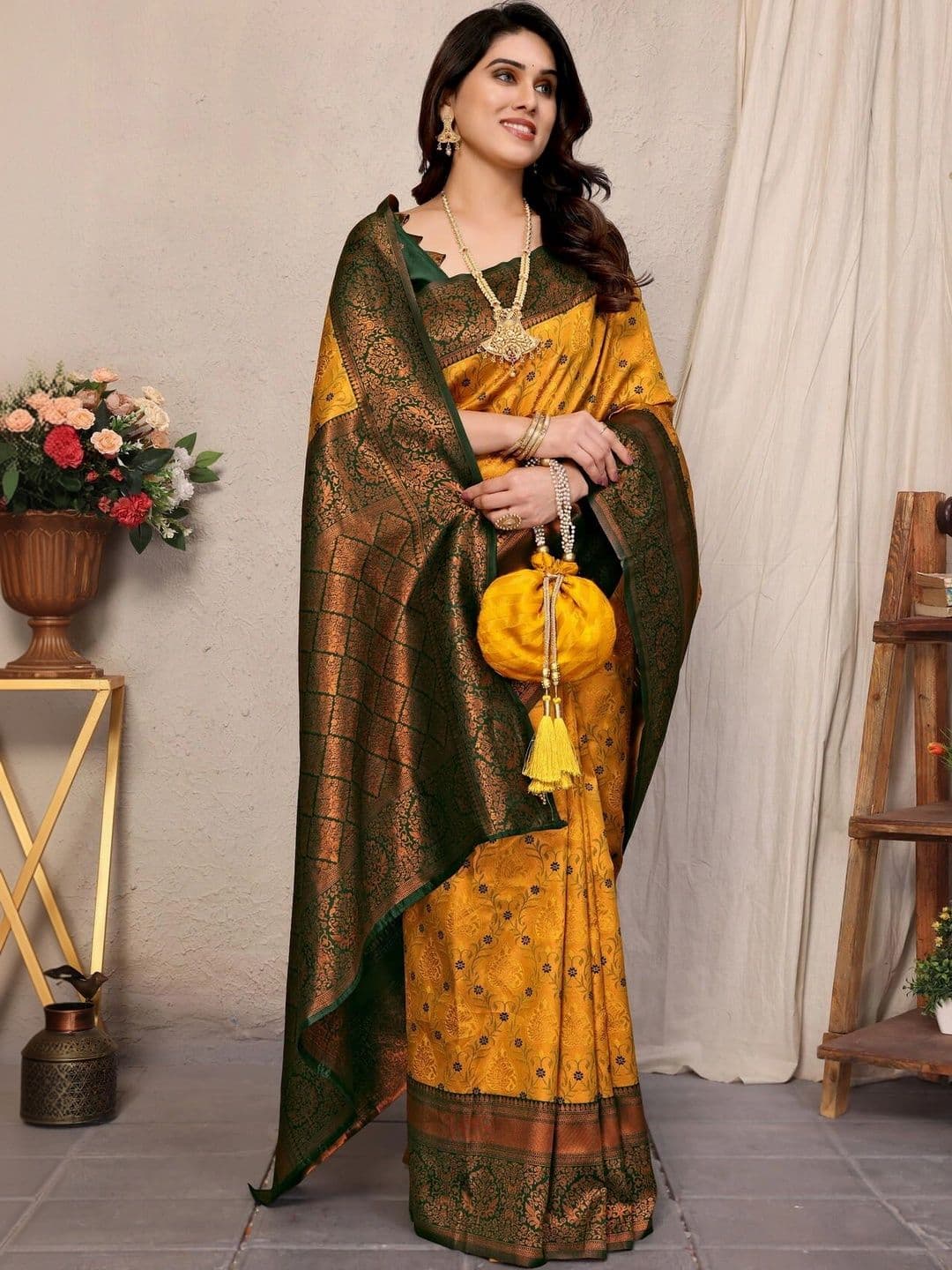 VS MALL Woven Design Zari Banarasi Saree thumbnail 4