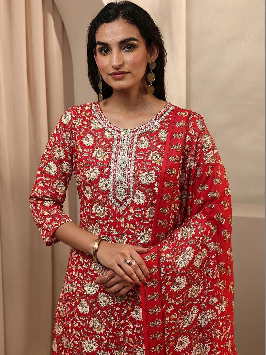 Gerua By Libas Women Floral Printed Regular Thread Work Kurta with Trousers & With Dupatta thumbnail 3