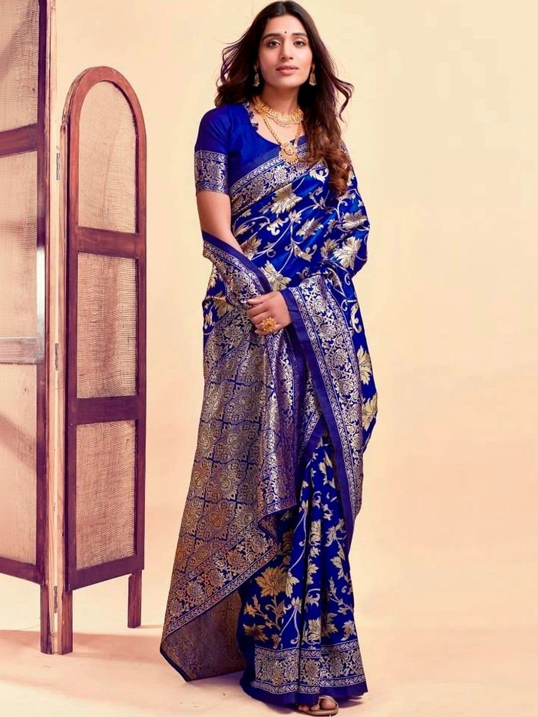 wearsquad Zari Art Silk Banarasi Saree - view 1