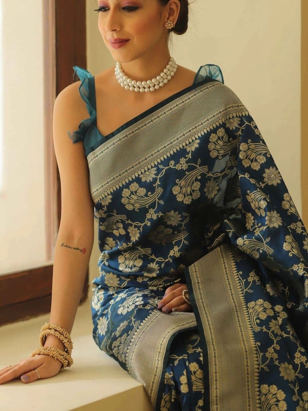 VS MALL Woven Design Zari Banarasi Saree thumbnail 4