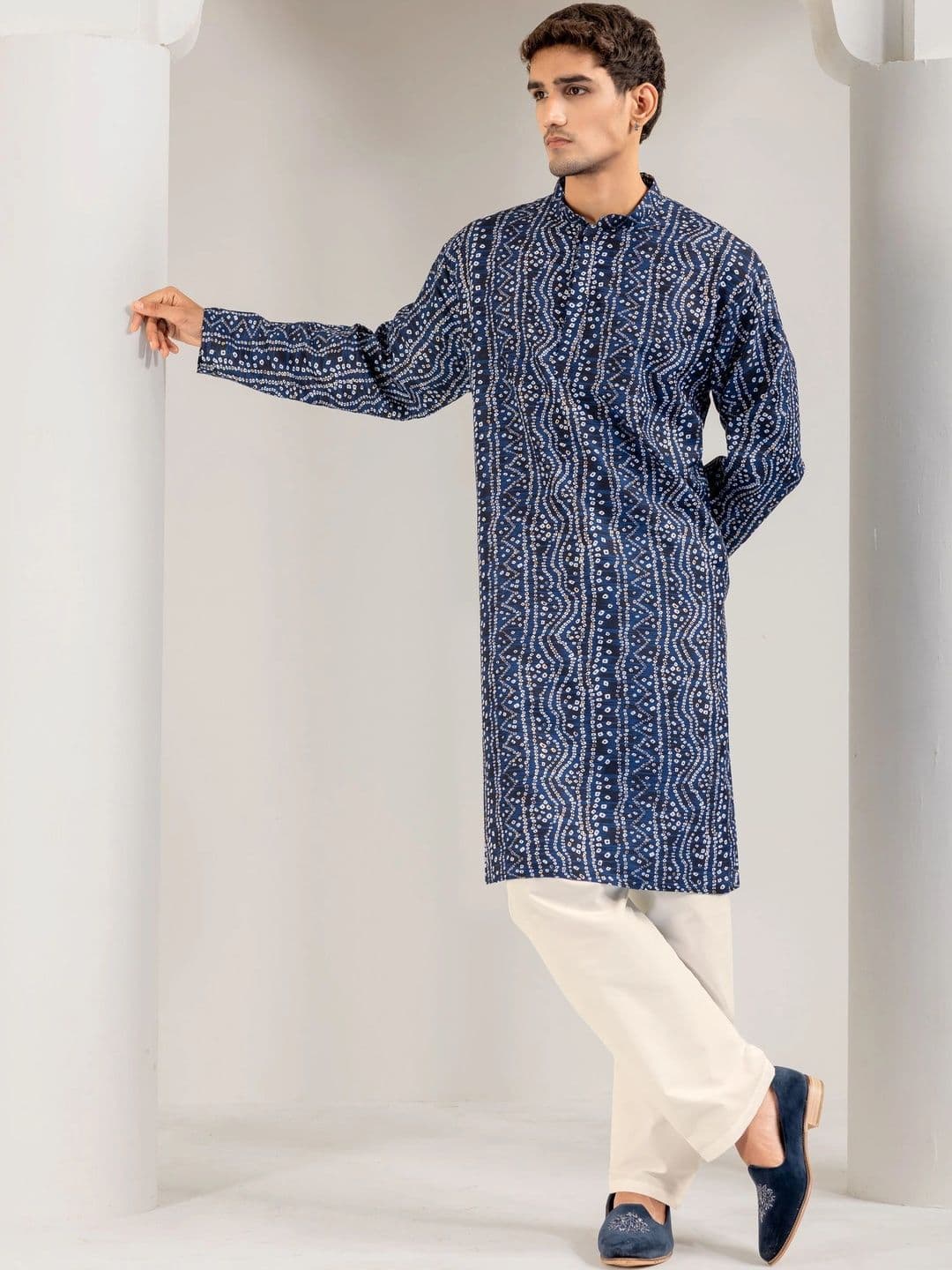 ADHIRAJAN Men Bandhani Printed Kurta thumbnail 5