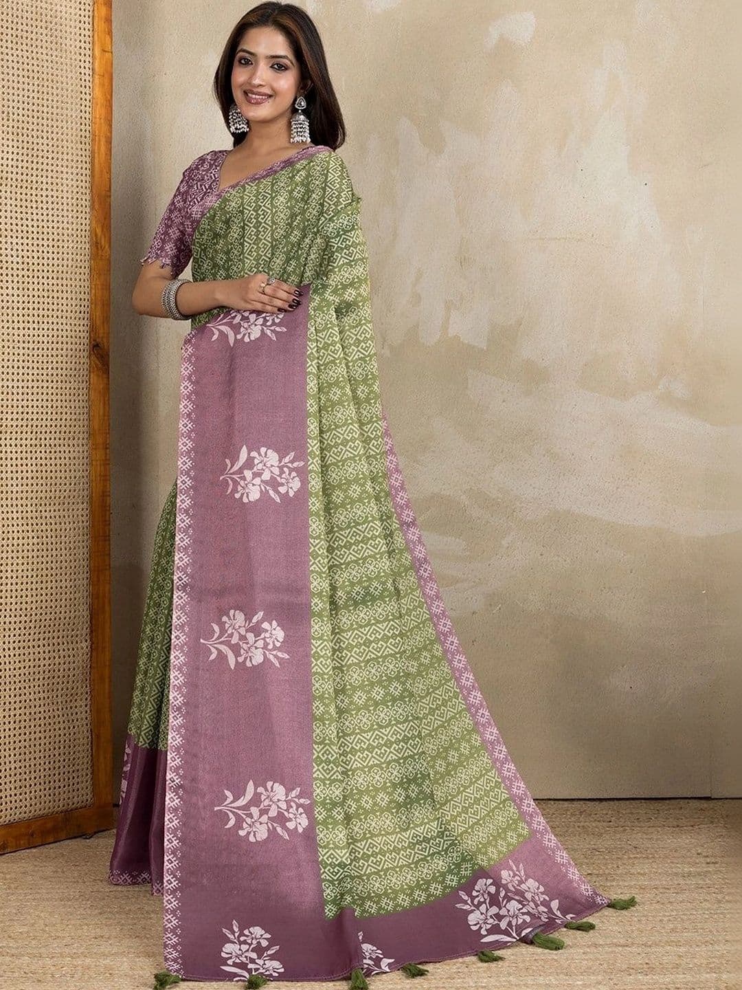 Kesarii Floral Saree thumbnail 4