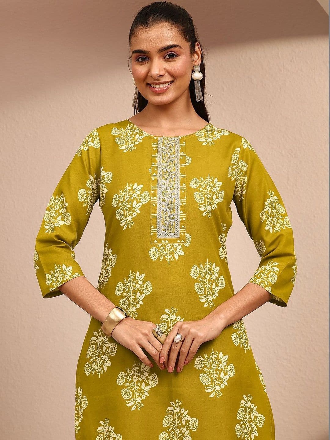 Gerua By Libas Women Floral Printed Regular Thread Work Kurta with Trousers & With Dupatta thumbnail 4