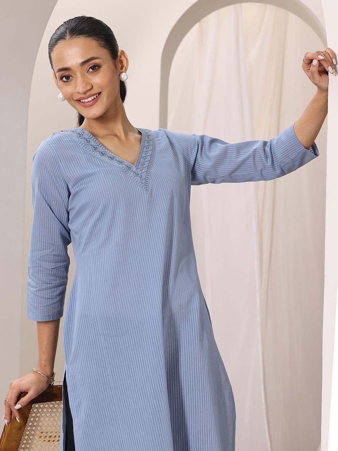 Libas Women Blue Printed Cotton Straight Kurta thumbnail 2