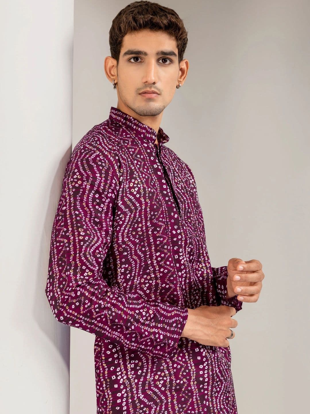 ADHIRAJAN Men Bandhani Printed Kurta thumbnail 2