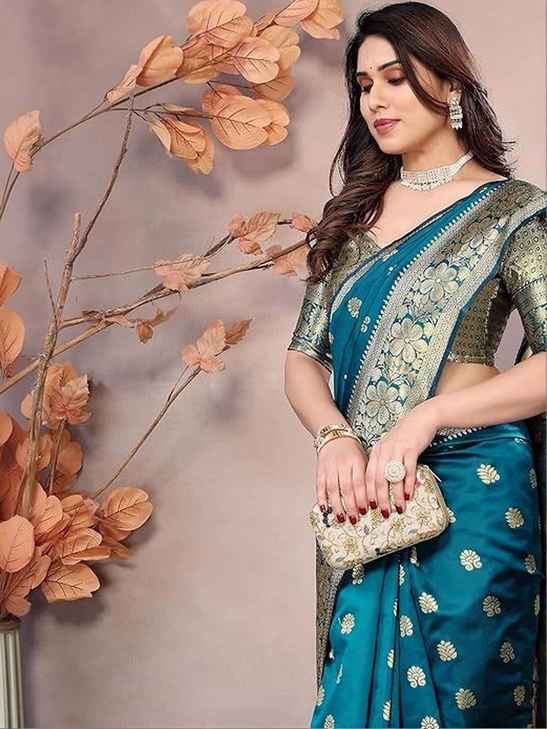 Milvia Woven Design Zari Silk Blend Designer Kanjeevaram Saree thumbnail 2