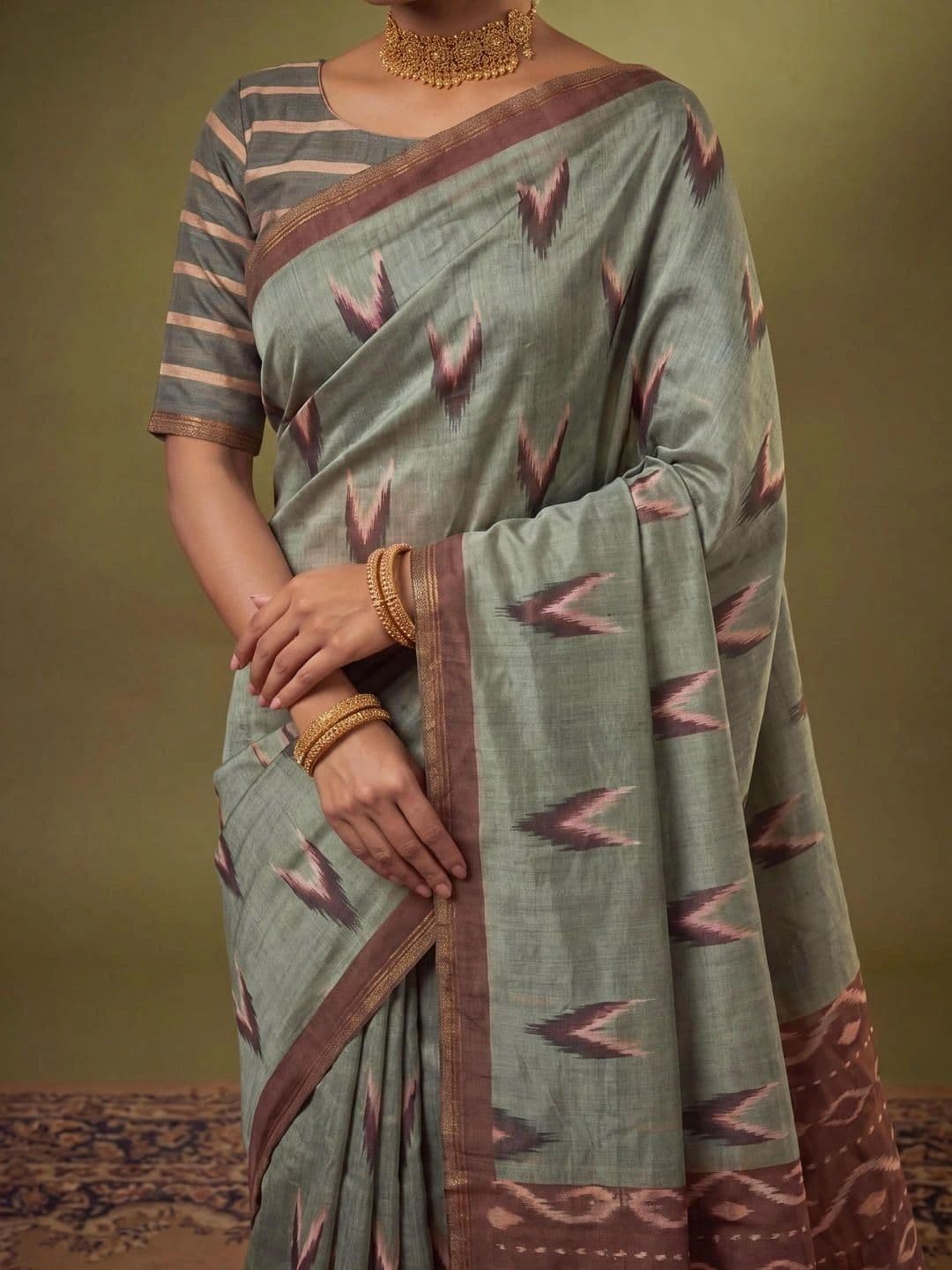 SAMANTHA Dabu Zari Silk Blend Ikat Saree thumbnail 3