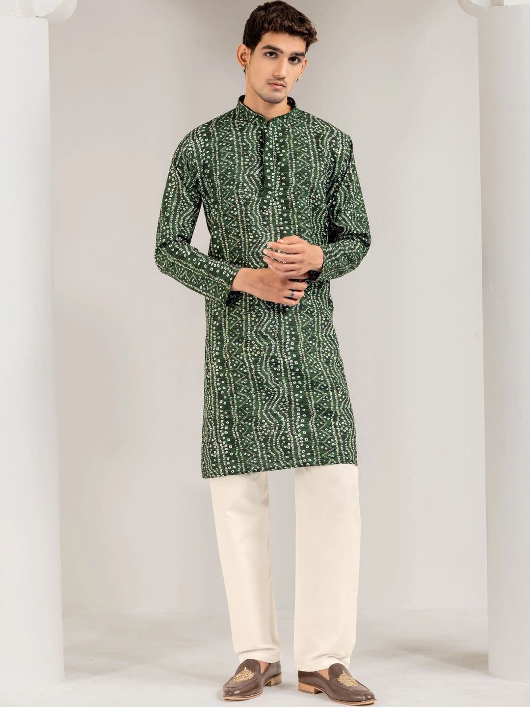 ADHIRAJAN Men Bandhani Printed Kurta thumbnail 3