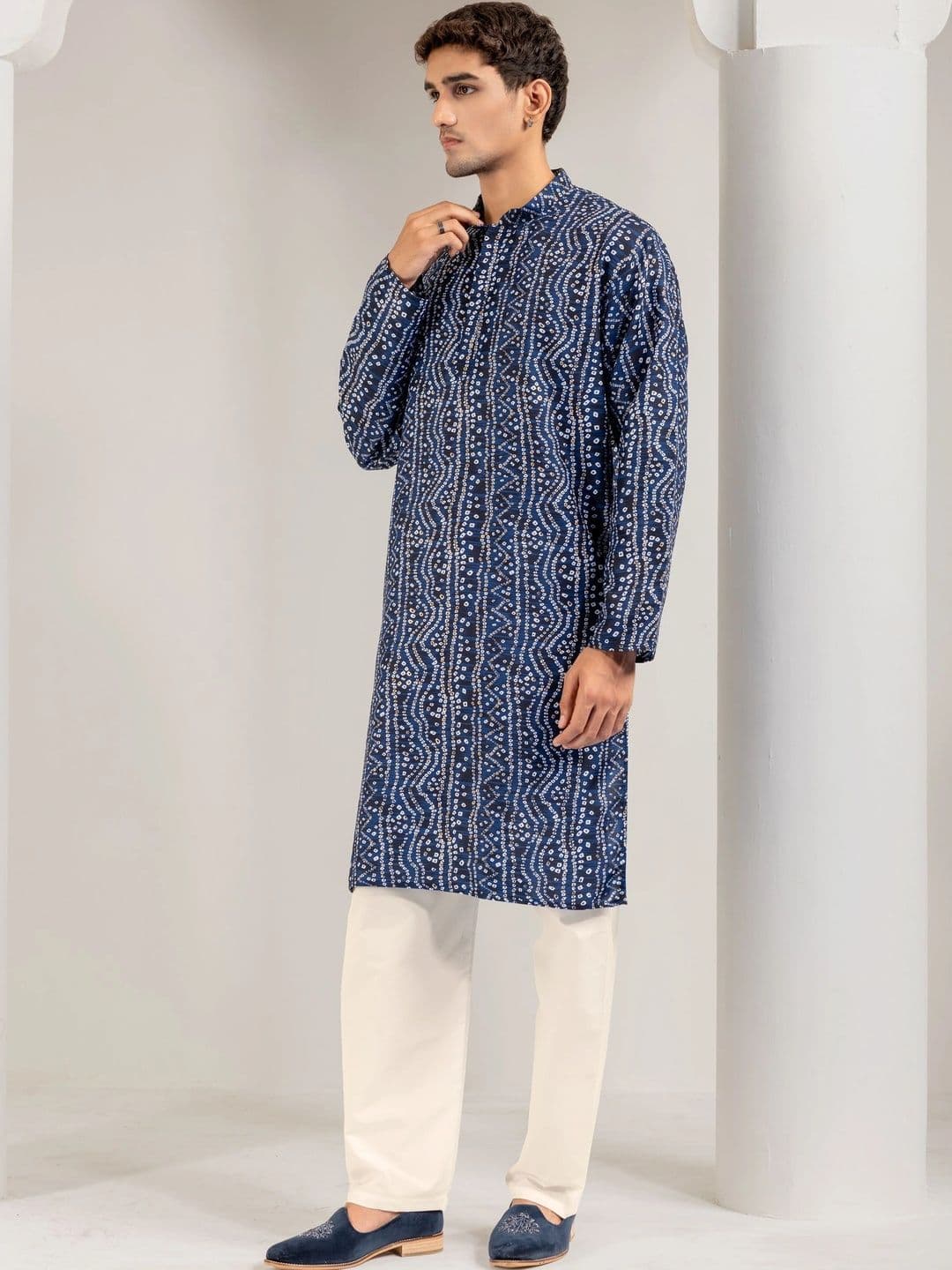 ADHIRAJAN Men Bandhani Printed Kurta thumbnail 3