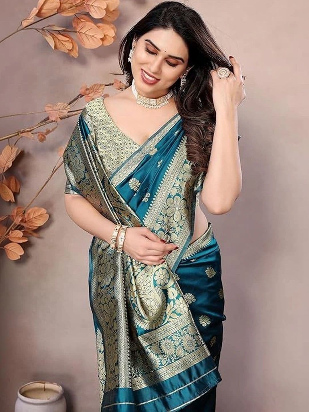 Milvia Woven Design Zari Silk Blend Designer Kanjeevaram Saree thumbnail 3