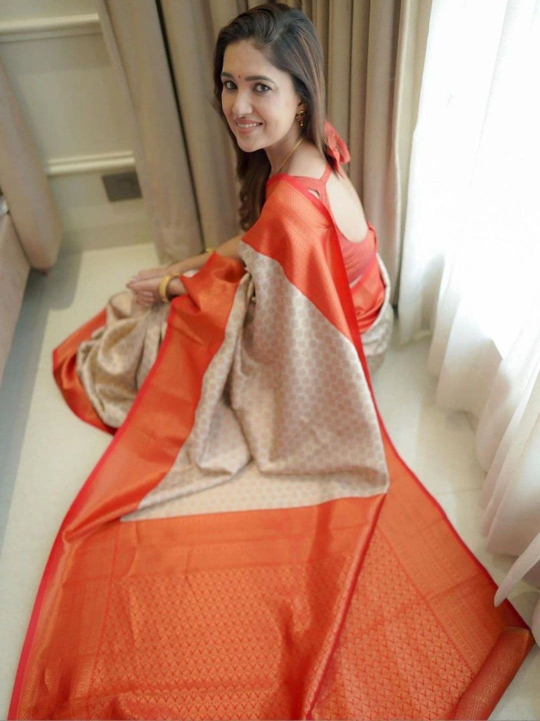 Milvia Woven Design Zari Silk Blend Designer Kanjeevaram Saree thumbnail 4