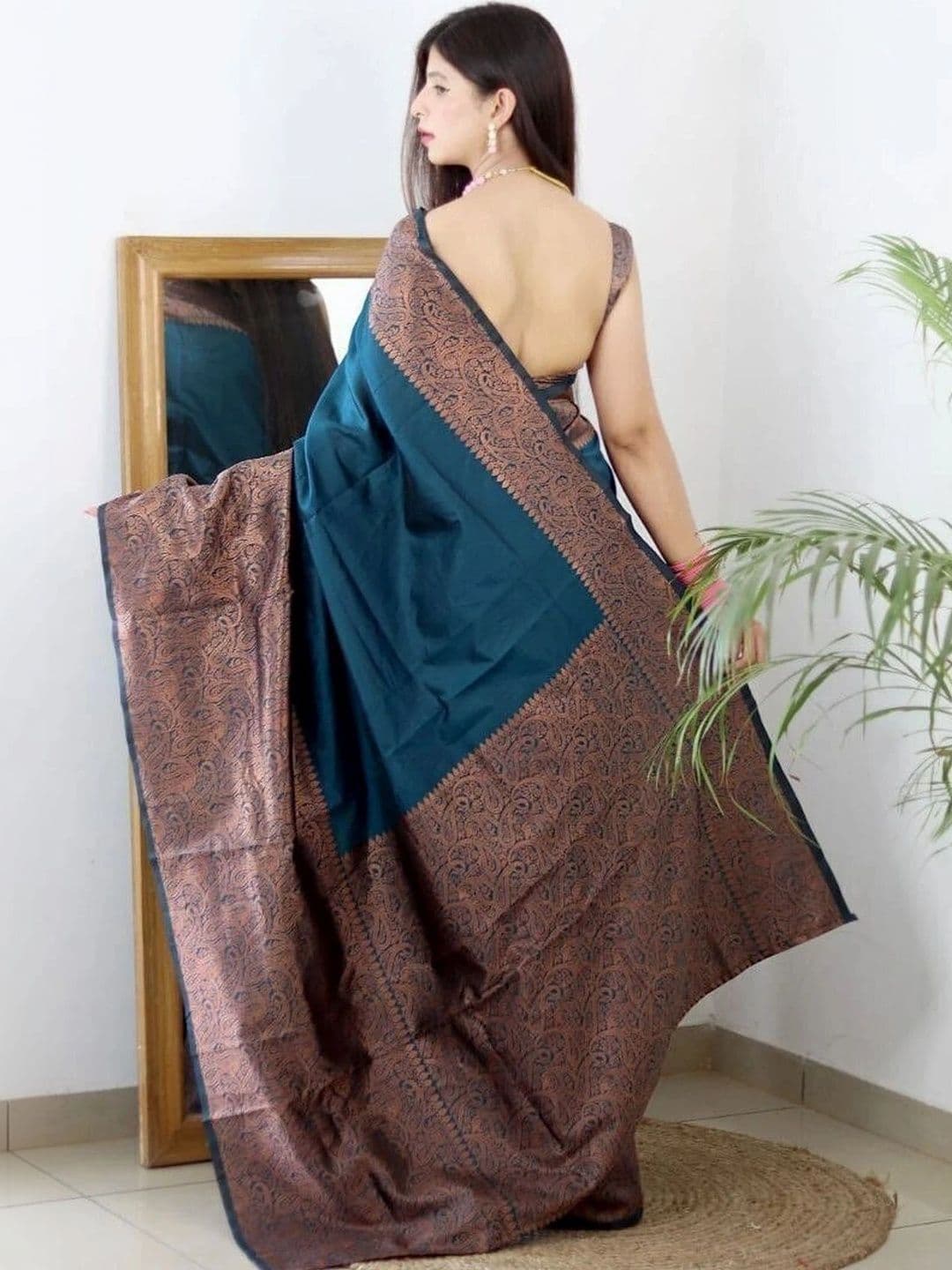 wearsquad Woven Design Zari Art Silk Banarasi Saree thumbnail 4