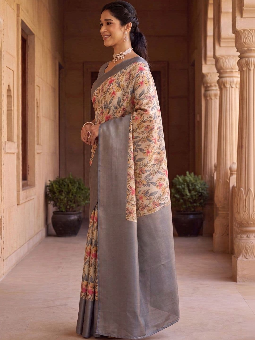 Anouk Floral Zari Silk Blend Designer Banarasi Saree thumbnail 3