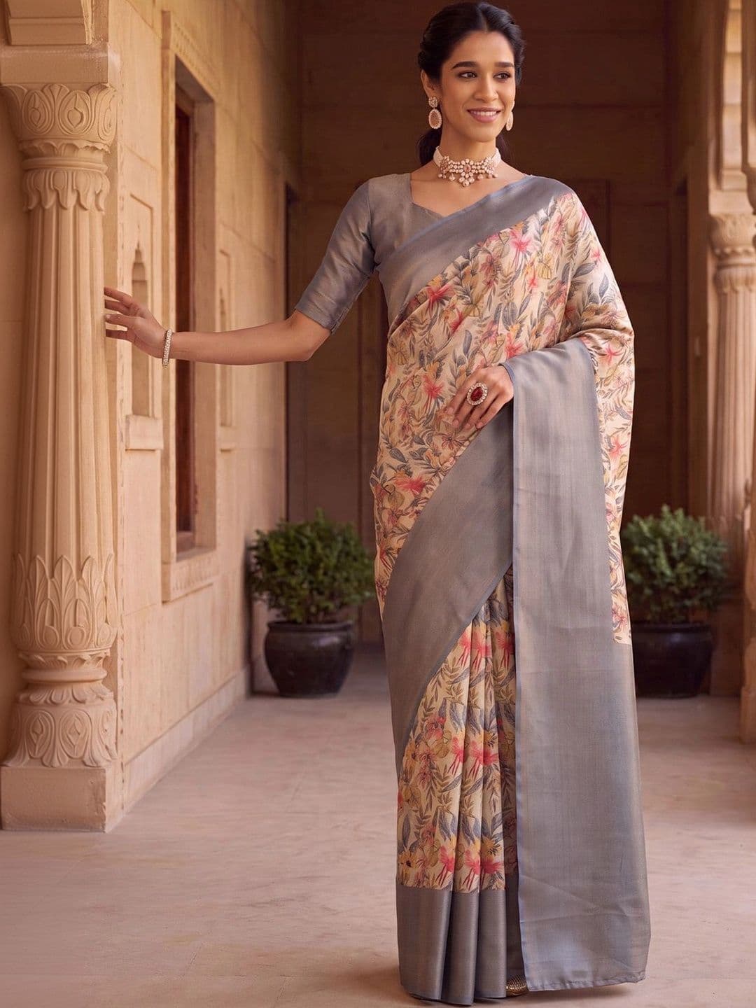 Anouk Floral Zari Silk Blend Designer Banarasi Saree thumbnail 2