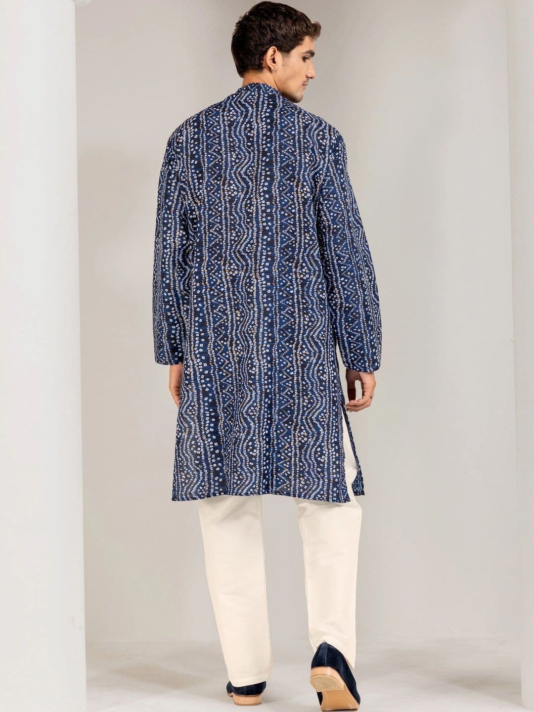 ADHIRAJAN Men Bandhani Printed Kurta thumbnail 7