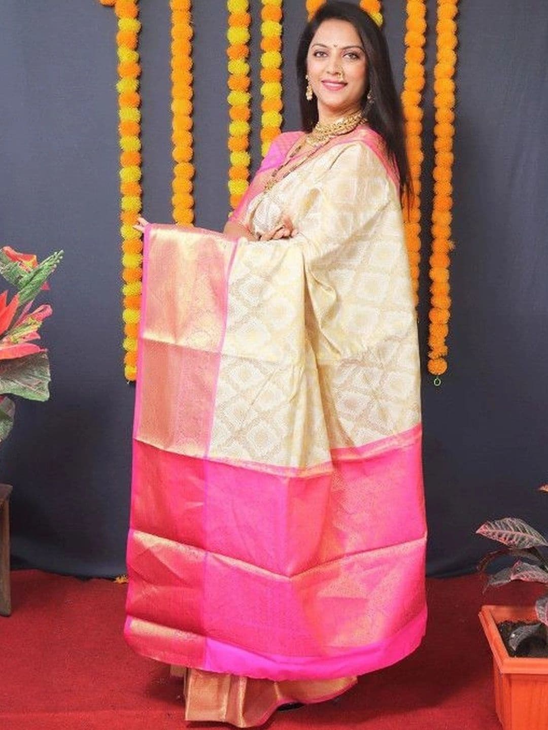 Milvia Ethnic Motifs Zari Silk Blend Designer Kanjeevaram Saree thumbnail 4