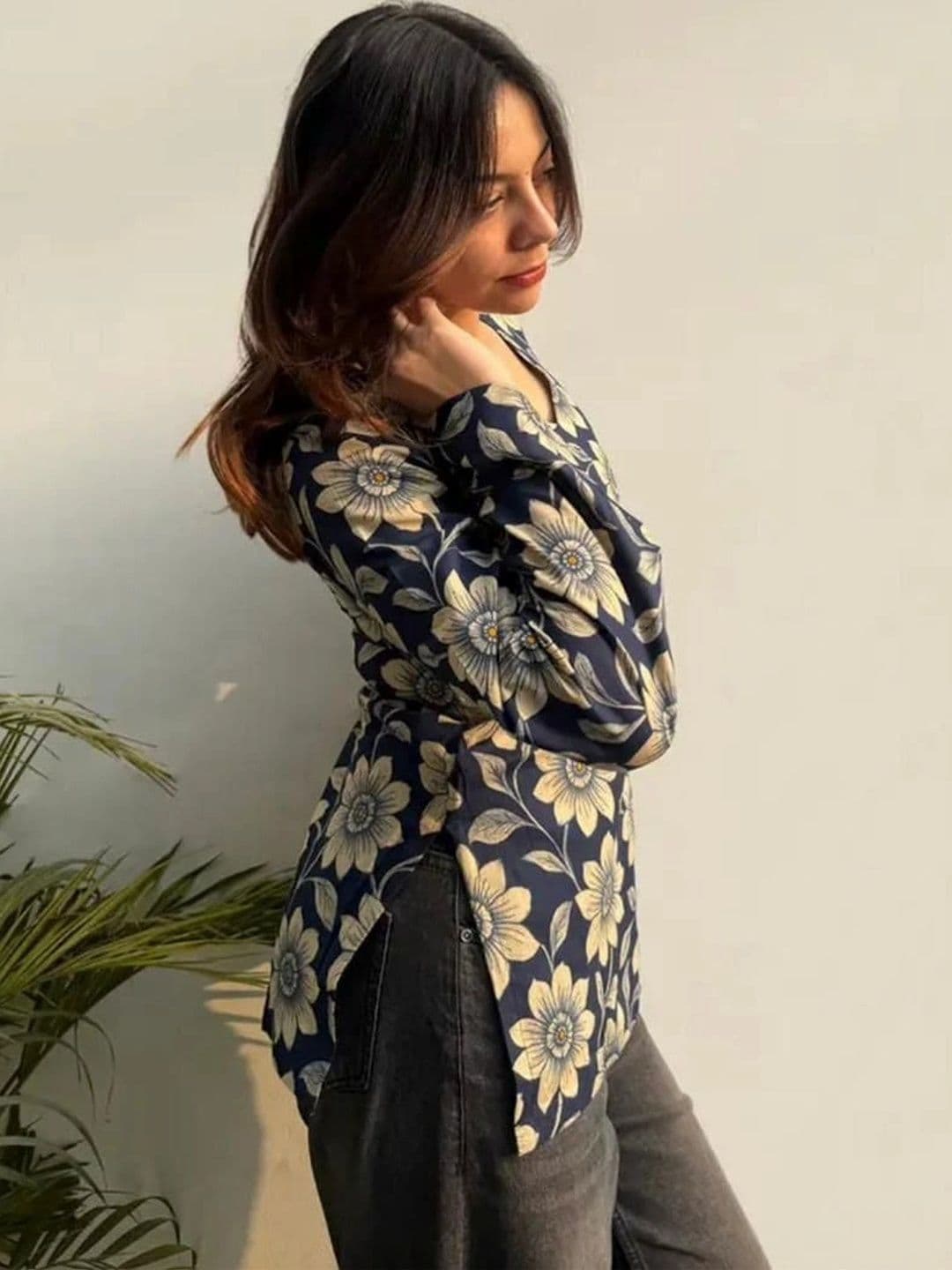 Sangria Floral Printed V-Neck Kurti thumbnail 2