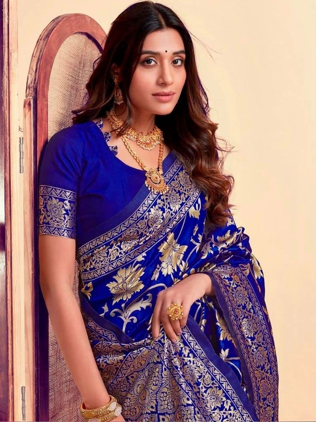 wearsquad Zari Art Silk Banarasi Saree thumbnail 4
