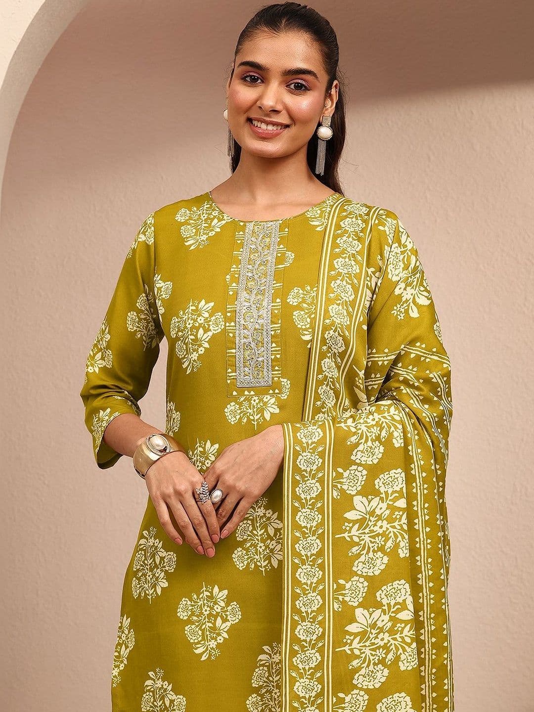 Gerua By Libas Women Floral Printed Regular Thread Work Kurta with Trousers & With Dupatta thumbnail 5