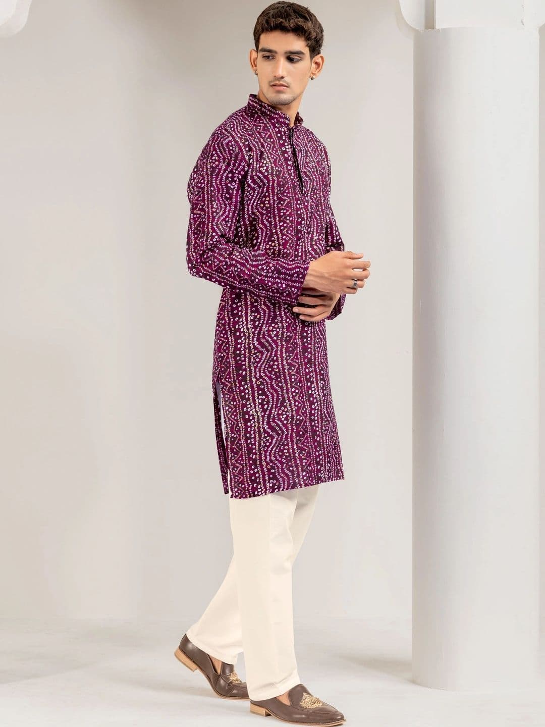 ADHIRAJAN Men Bandhani Printed Kurta thumbnail 3
