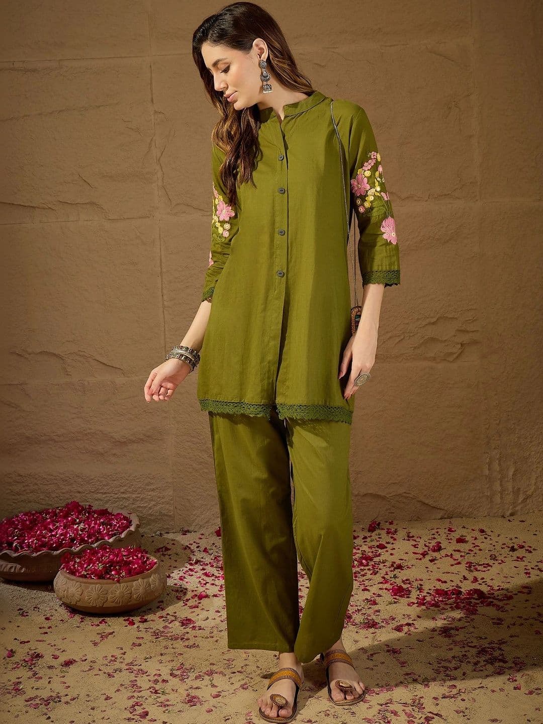 TRUVON FASHIONS Women Floral Embroidered Regular Thread Work Pure Cotton Kurta with Trousers thumbnail 3