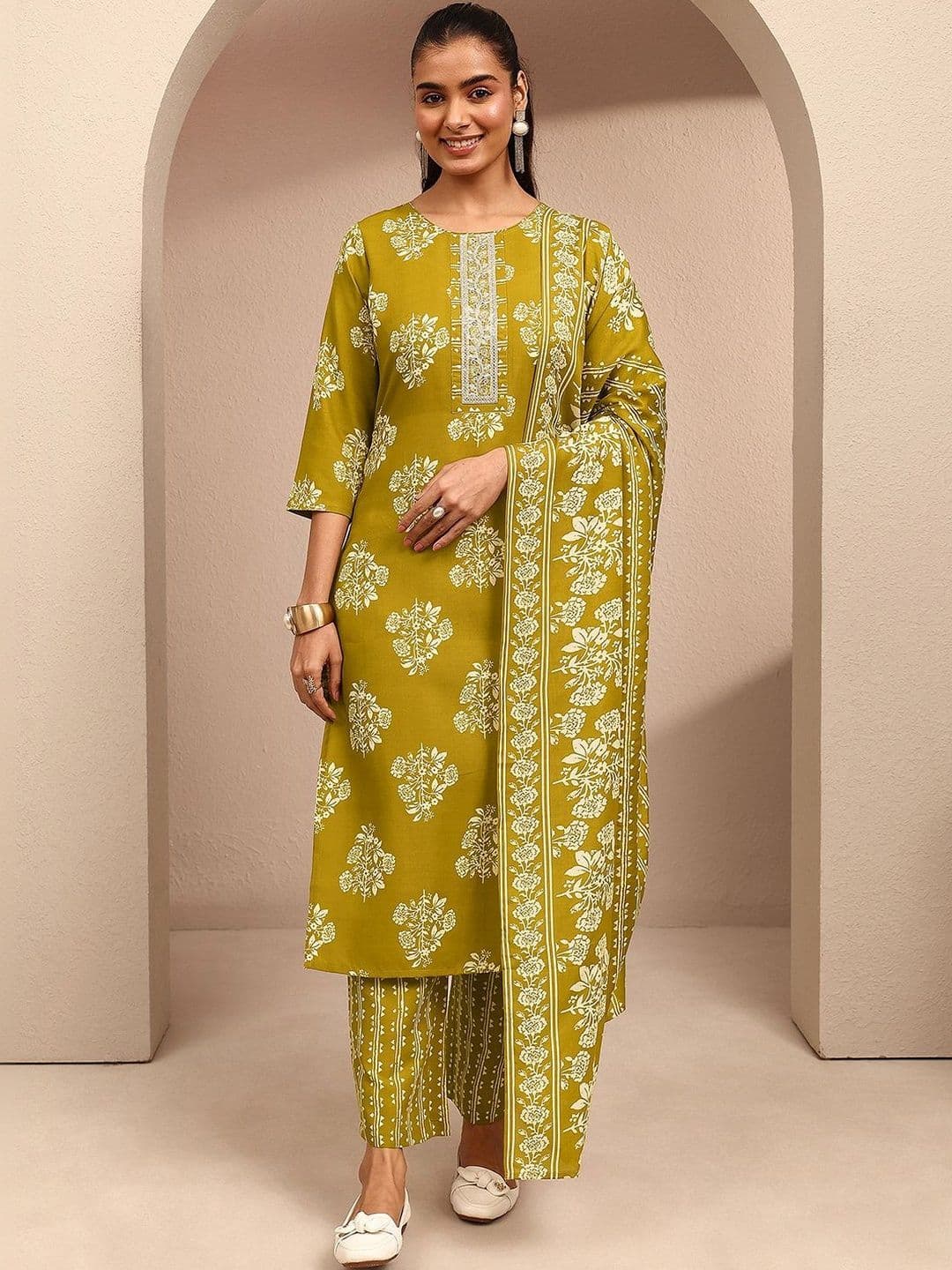 Gerua By Libas Women Floral Printed Regular Thread Work Kurta with Trousers & With Dupatta thumbnail 6