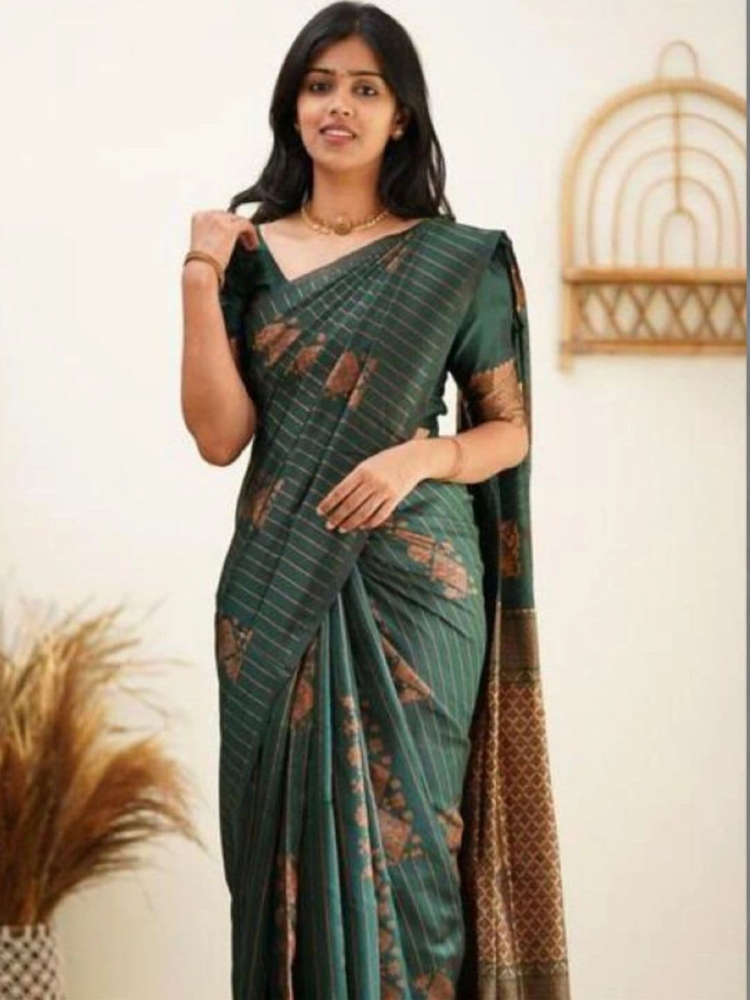 VS MALL Floral Zari Banarasi Saree thumbnail 2
