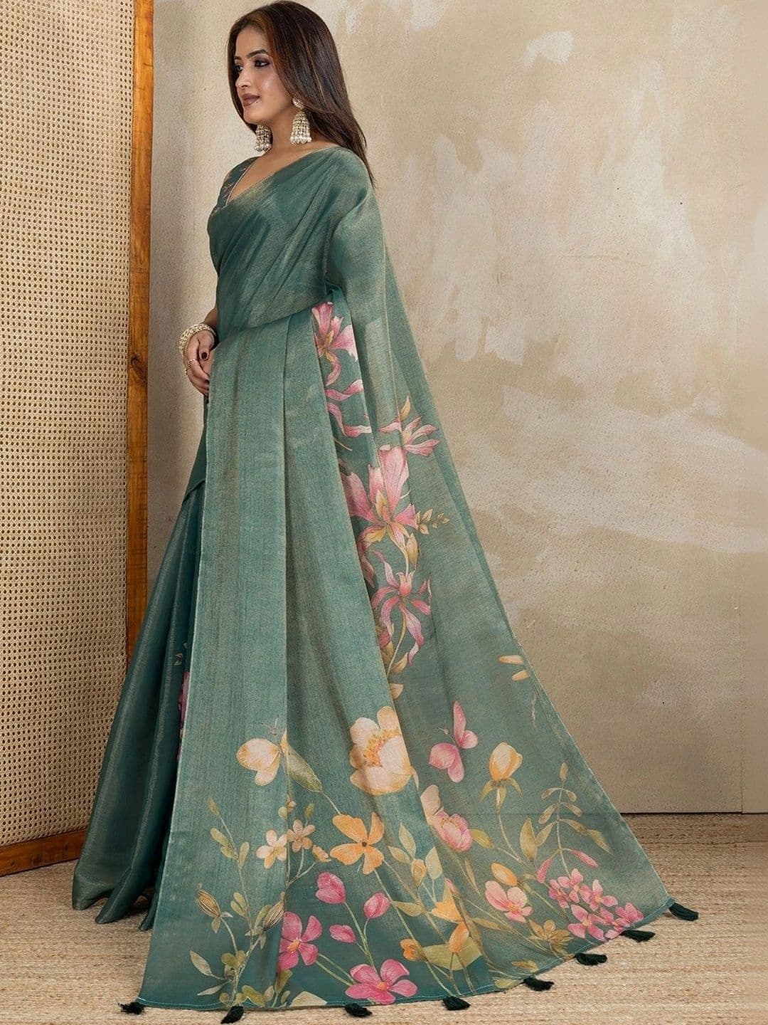 Kesarii Floral Zari Saree thumbnail 2