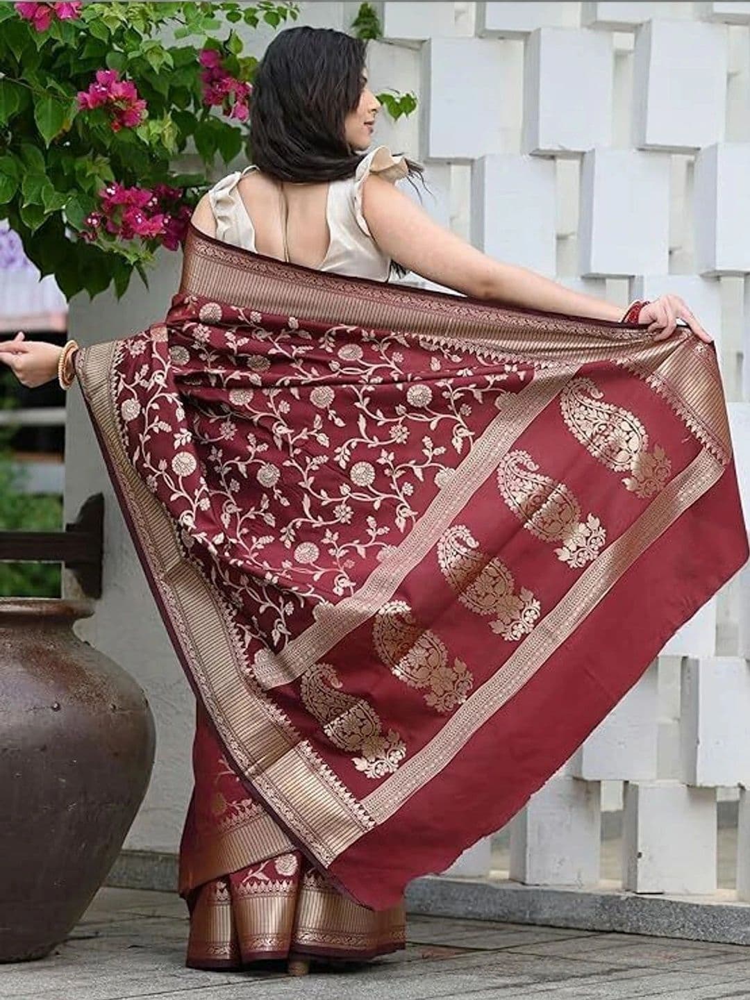 wearsquad Zari Art Silk Banarasi Saree thumbnail 2