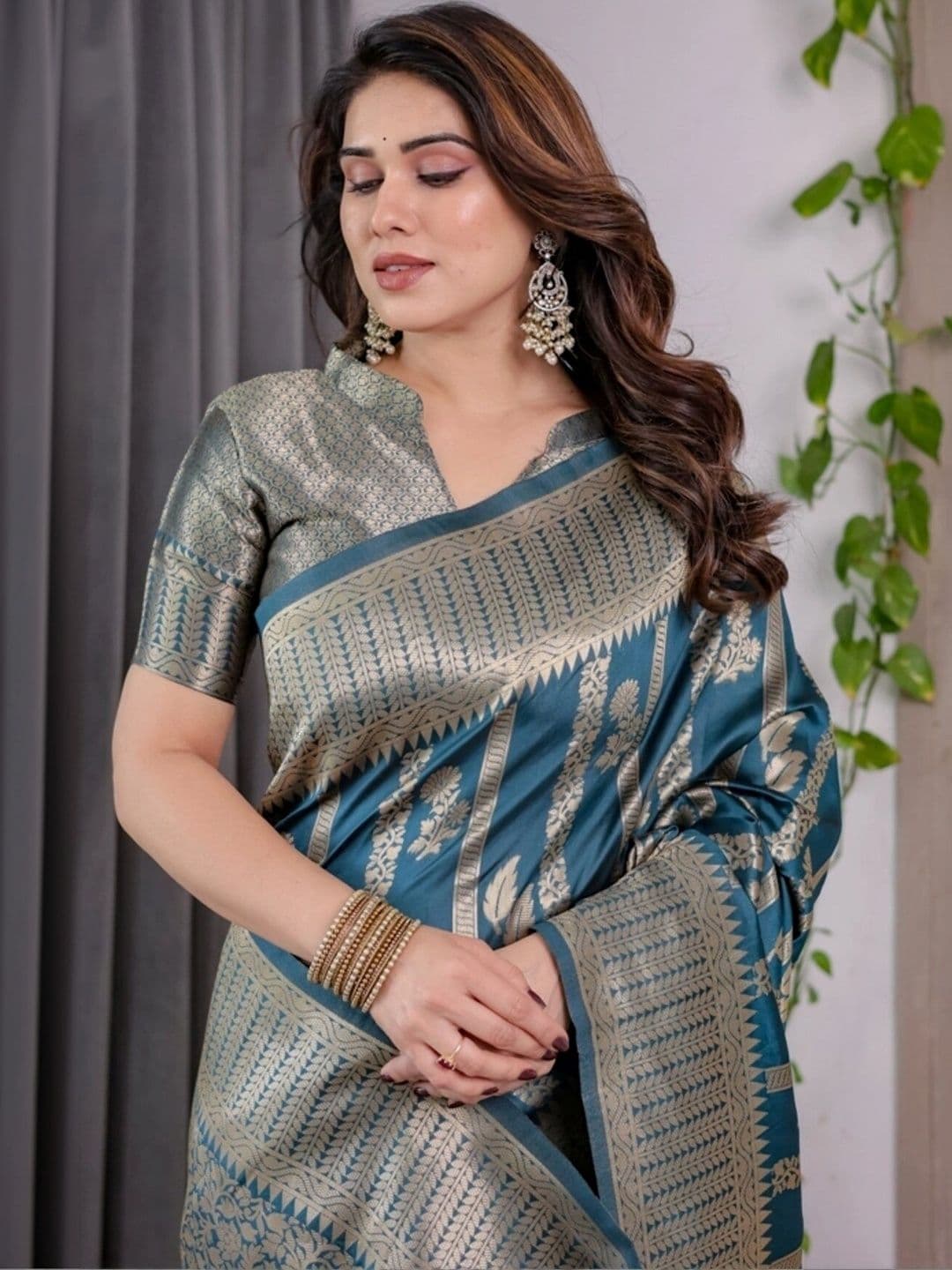 VS MALL Woven Design Zari Silk Cotton Banarasi Saree thumbnail 3