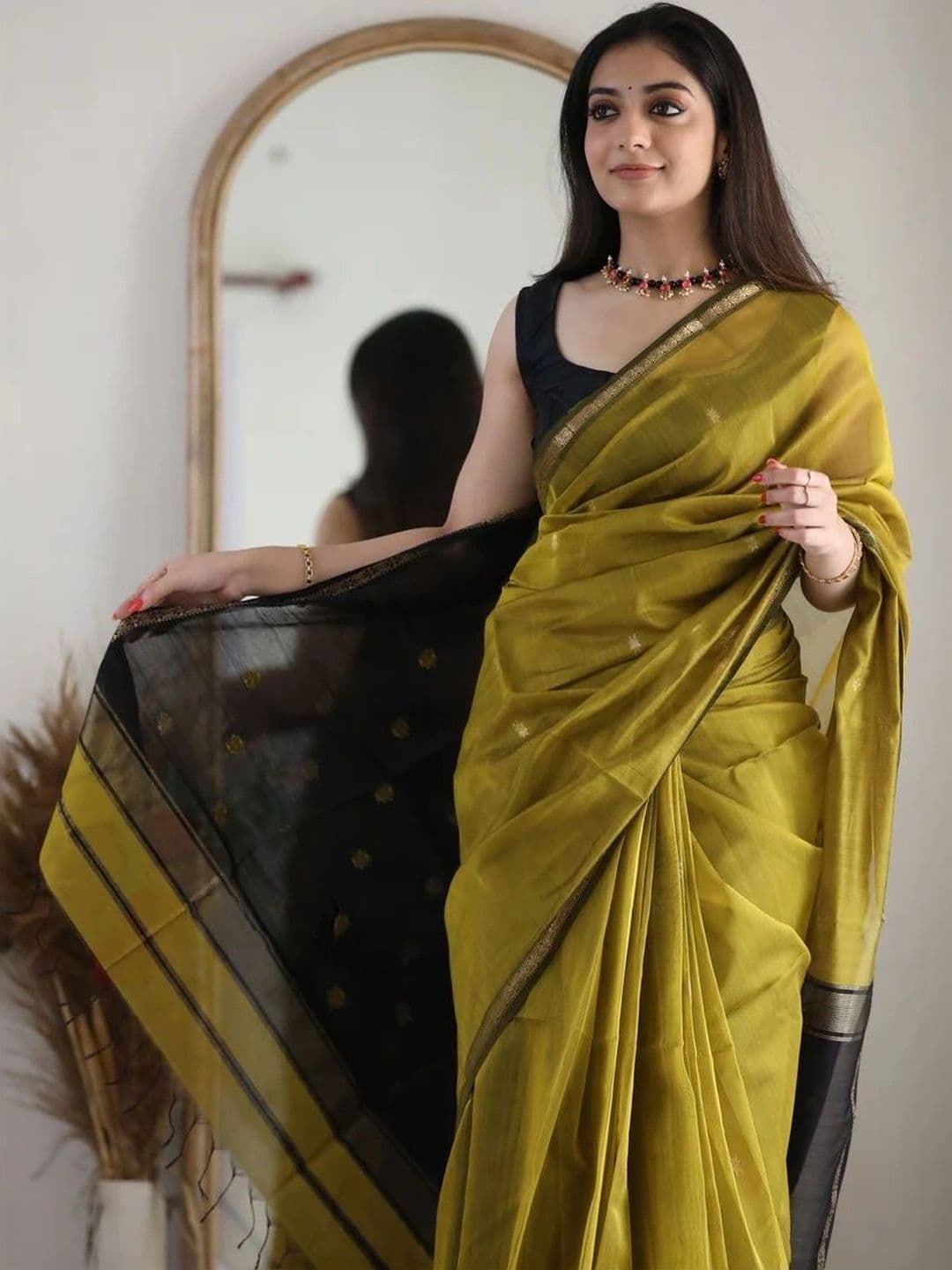 wearsquad Zari Art Silk Banarasi Saree thumbnail 2