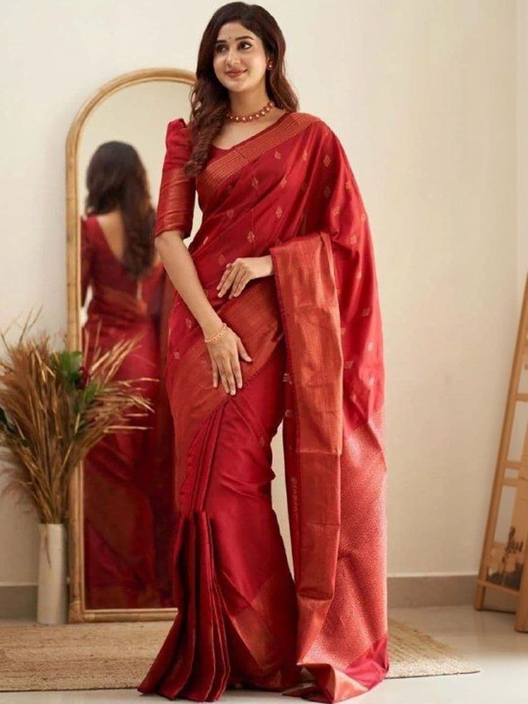 Milvia Ethnic Motifs Zari Silk Blend Designer Kanjeevaram Saree thumbnail 7