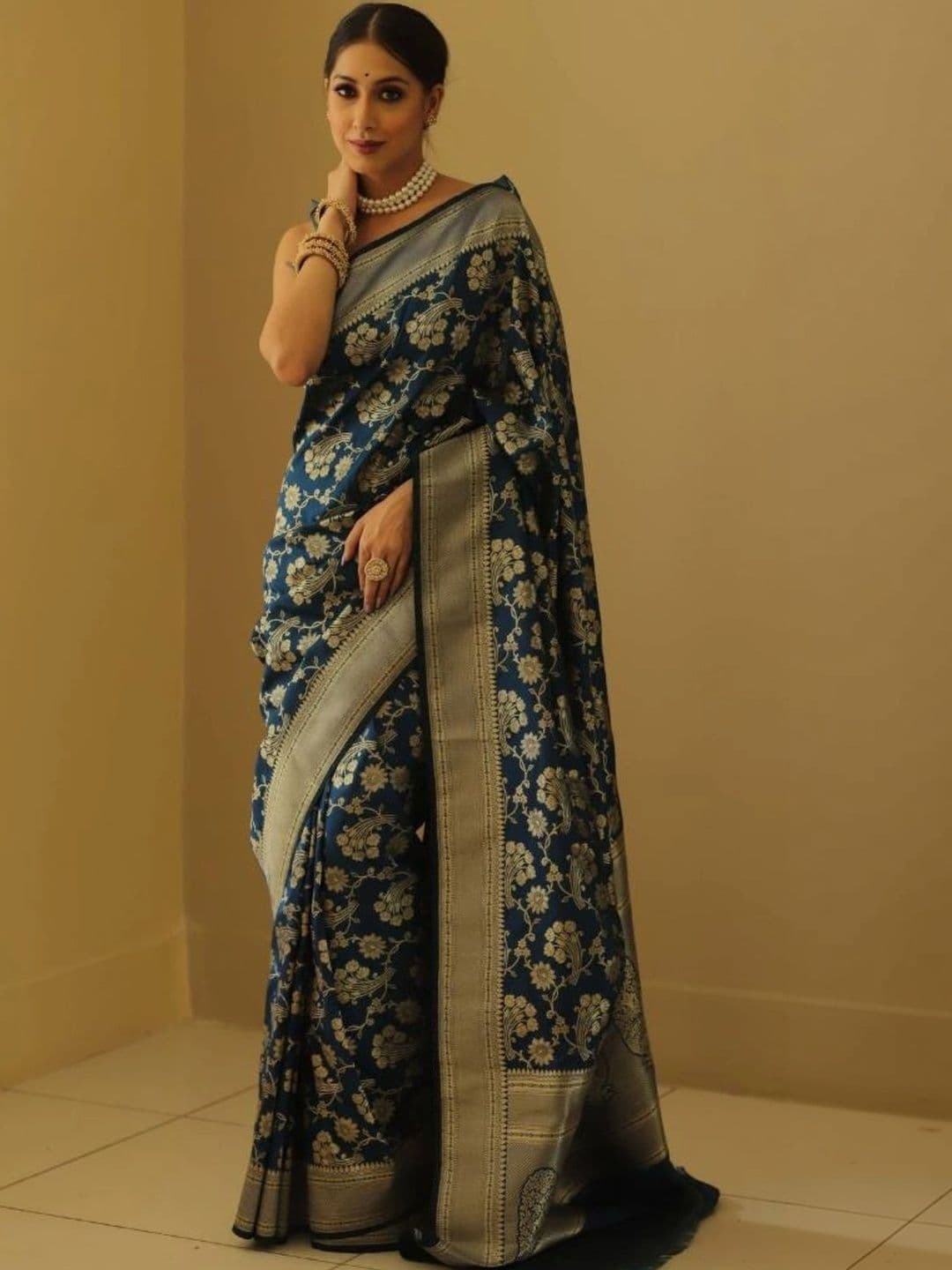 VS MALL Woven Design Zari Banarasi Saree thumbnail 2
