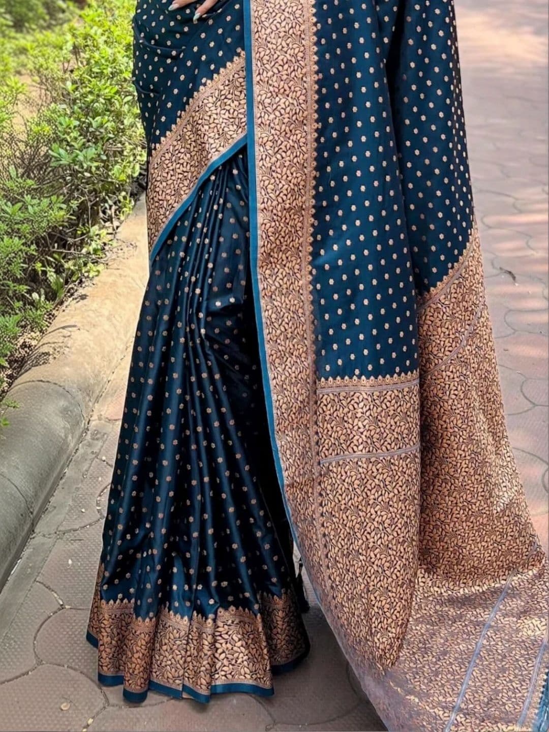VS MALL Ethnic Motifs Zari Banarasi Saree thumbnail 4