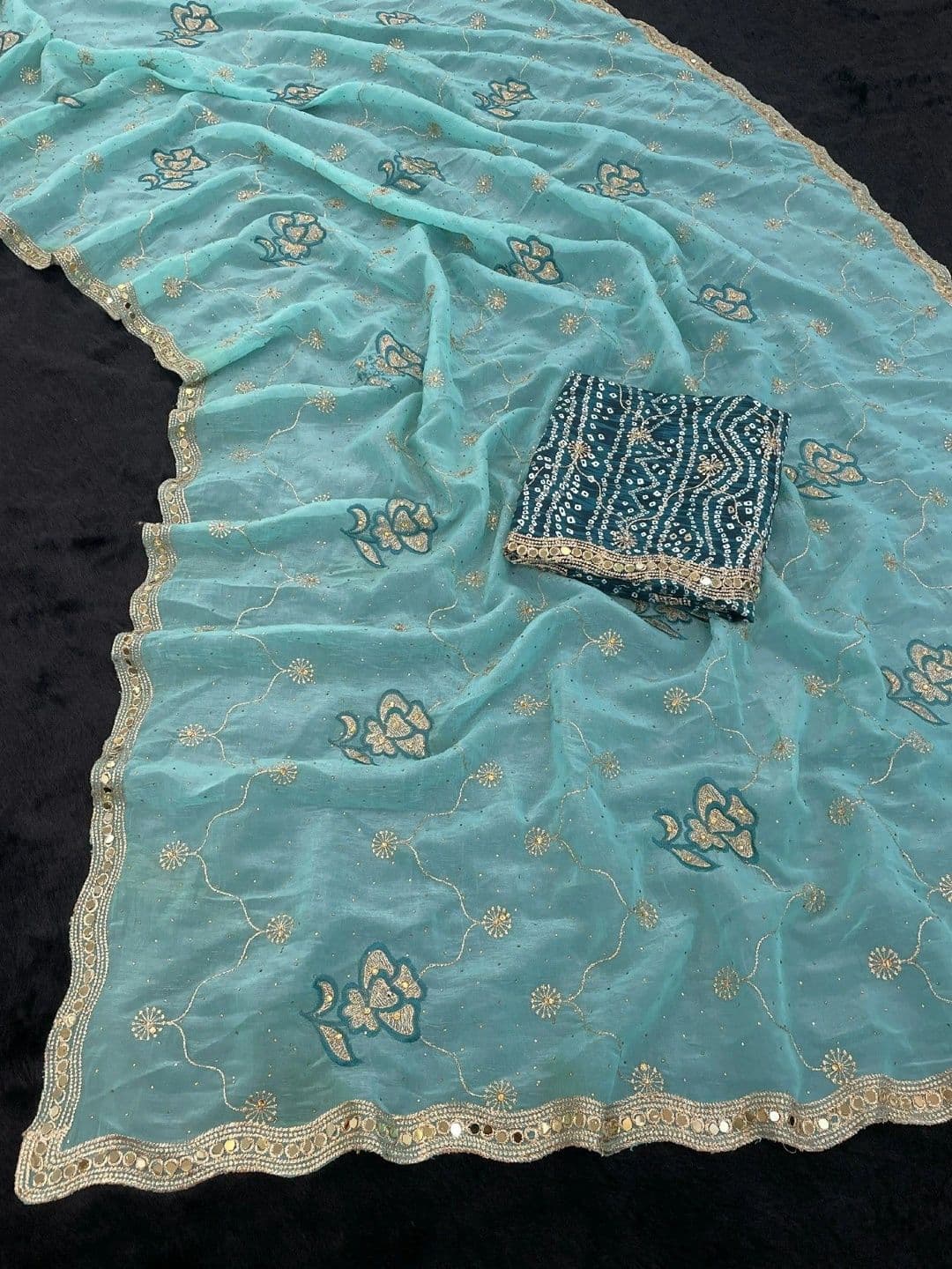 SmileyFashion Floral Embroidered Poly Georgette Saree thumbnail 4