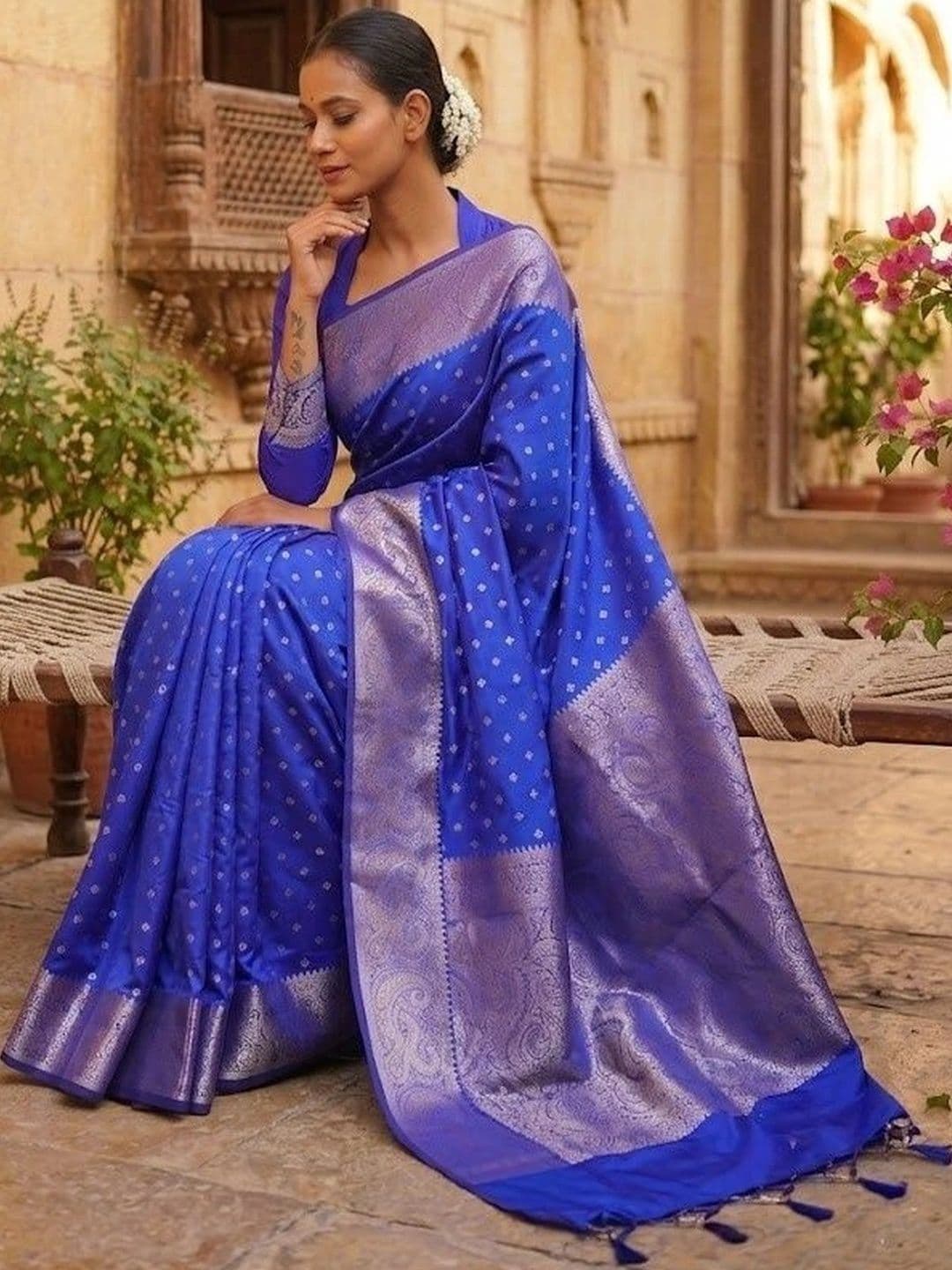 THE AQUARIUS Woven Design Zari Art Silk Banarasi Saree thumbnail 3