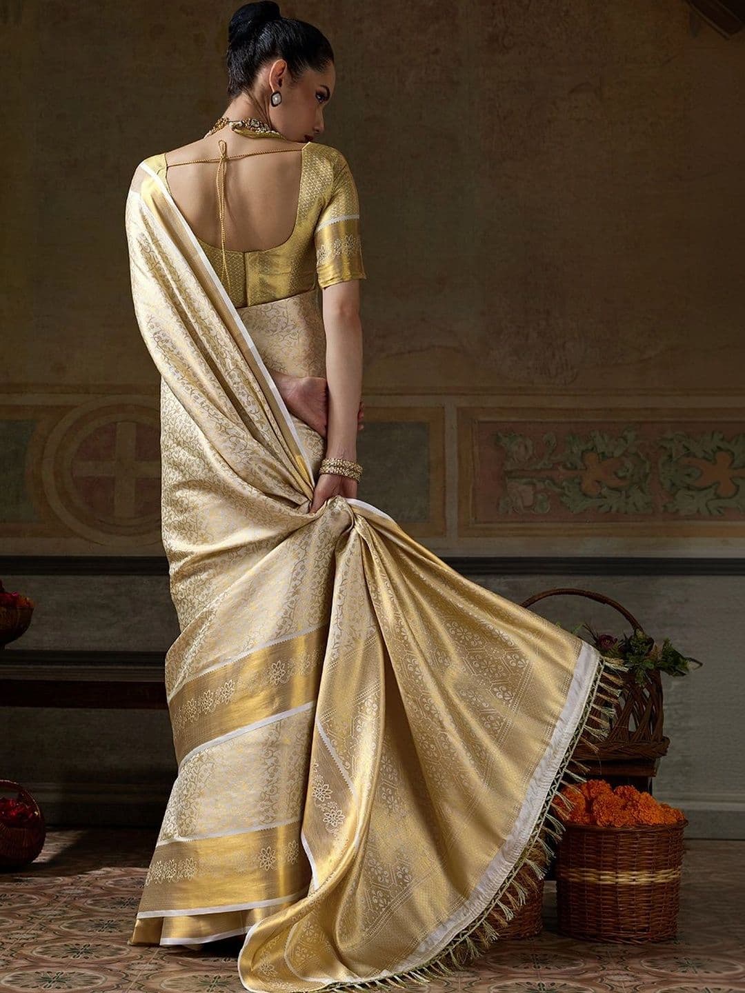 Sutriti Woven Design Zari Silk Blend Designer Banarasi Saree thumbnail 4