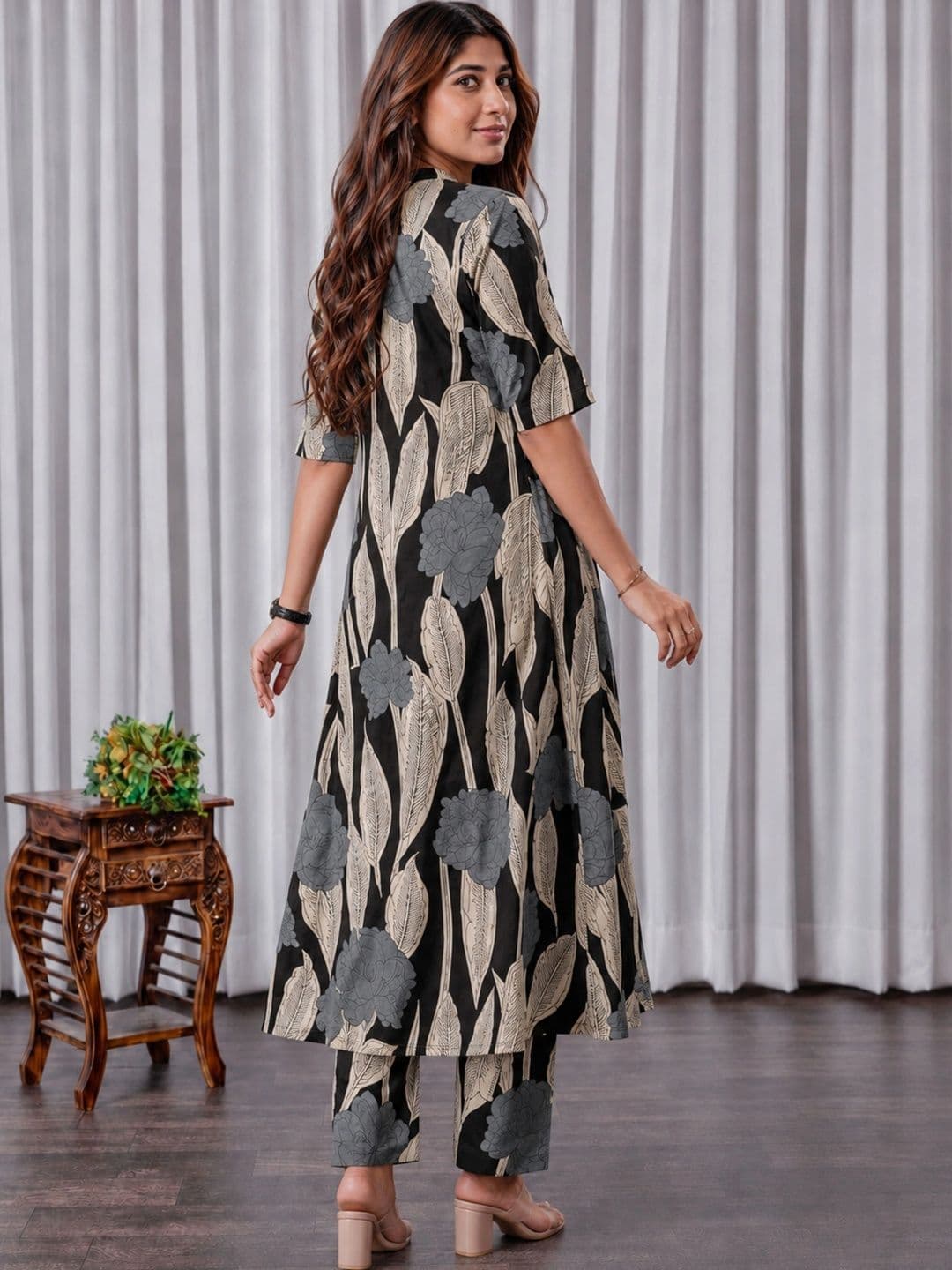 SZN Women Floral Printed Regular Kurta with Trousers thumbnail 5